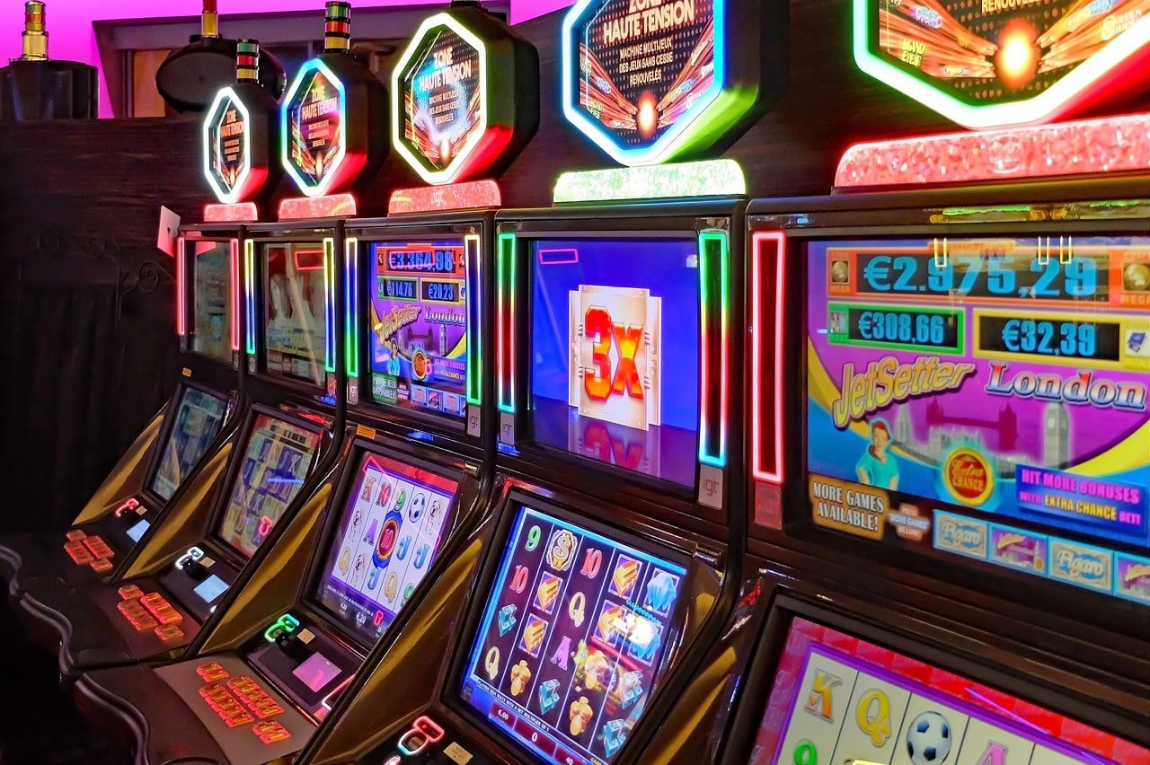 bm9 အက်ပ် မြန်မာ ကစားသမား Mobile App Interface Slots Football Live Casino ပြသထားသောပုံ